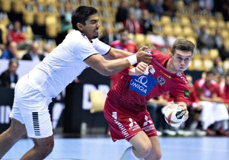 Nikola Bilyk of Austria R and Javier Frelijj of Chile during the men s IHF Handball World Championship Group C match between Austria and Chile in Herning Denmark Saturday Jan 12 2019 Herning Jylland Denmark, detectedSourceLanguage  Copyright: HenningxBagger HenningxBaggerx COP107 spdk20190112-154837-L