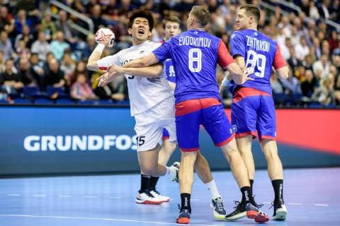 Russia vs Korea Handball World Championship 2019 12 01 2019 l r Dongmyung Kim COR 15 Egor Evdokimov RUS 8 and Dmitrii Zhitnikov RUS 89 at the match between Russia and Korea at the Handball World Championship in Berlin on 12 01 2019 Berlin BER Germany Mercedes Benz Arena