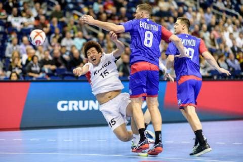 Russia vs Korea Handball World Championship 2019 12 01 2019 l r Dongmyung Kim COR 15 Egor Evdokimov RUS 8 and Dmitrii Zhitnikov RUS 89 at the match between Russia and Korea at the Handball World Championship in Berlin on 12 01 2019 Berlin BER Germany Mercedes Benz Arena