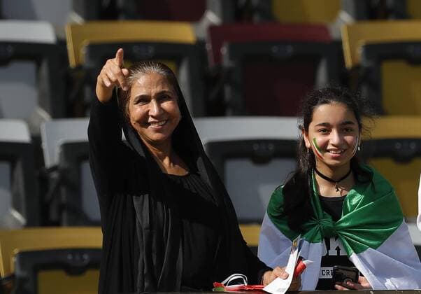 (190112) -- ABU DHABI, Jan. 12, 2019 (Xinhua) -- Fans of Team Iran pose for photos before the 2019 AFC Asian Cup UAE 2019 group D match between Vietnam and Iran in Abu Dhabi, the United Arab Emirates (UAE), Jan. 12, 2019. (Xinhua Ding Xu) (SP)UAE-ABU DHABI-SOCCER-AFC ASIAN CUP 2019-GROUP D-VIETNAM VS IRAN 