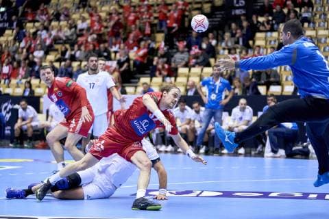 Handball WM, Österreich - Chile Gerald Zeiner (32) of Austria and Felipe Barrientos (1) of Chile during the men s IHF Handball World Championship WM Weltmeisterschaft Group C match 16, between Austria and Chile. Herning Denmark on Saturday Jan 12 2019 Herning Denmark, Denmark 