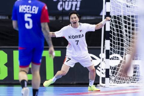 Suyoung Jung Nr 7 Korea is happy about a goal against Victor Kireev Nr 87 Russia Russia vs. Korea Preliminary Round Handball IHF Handball World Championship 12 01 19 Berlin Berlin Germany Mercedes Benz Arena Copyright: xAgentur54Gradx xFelixxKoenigx