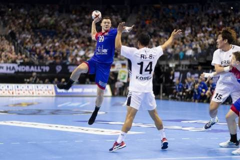 Dmitrii Zhitnikov No 89 Russia vs Song Jin Ri No 14 Korea Russia vs Korea Preliminary Round Handball IHF Handball World Championship 12 01 19 Berlin Berlin Germany Mercedes Benz Arena Copyright: xAgentur54Gradx xFelixxKoenigx