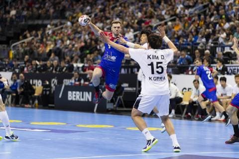 Alexander Shkurinskiy No 9 Russia vs. Dongmyung Kim No 15 Korea Russia vs Korea Preliminary Round Handball IHF Handball World Championship 12 01 19 Berlin Berlin Germany Mercedes Benz Arena Copyright: xAgentur54Gradx xFelixxKoenigx