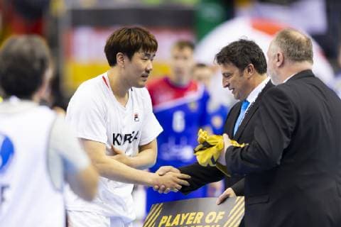 Dongmyung Kim No 15 Korea voted Player of the Match PotM Russia vs. Korea Preliminary Round Handball IHF Handball World Championship 12 01 19 Berlin Berlin Germany Mercedes Benz Arena Copyright: xAgentur54Gradx xFelixxKoenigx