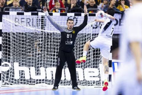 Suyoung Jung Nr 7 Korea countering Victor Kireev Nr 87 Russia Russia vs Korea preliminary round Handball IHF Handball World Championship 12 01 19 Berlin Berlin Germany Mercedes Benz Arena Copyright: xAgentur54Gradx xFelixxKoenigx