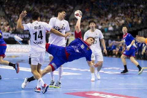 Sergey Gorpishin No 18 Russia vs Song Jin Ri No 14 Korea and Suyoung Jung No 7 Korea Russia vs Korea Preliminary Round Handball IHF Handball World Championship 12 01 19 Berlin Berlin Germany Mercedes Benz Arena Copyright: xAgentur54Gradx xFelixxKoenigx