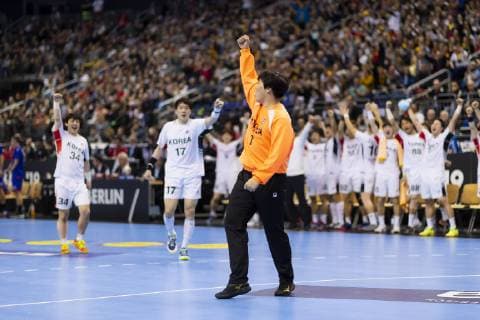 Jeongu Kang Nr 34 Korea Seungdo Na Nr 17 Korea Jaeyong Park Nr 1 Korea and the Korean team are happy about a goal of the goalkeeper Russia vs Korea Preliminary Round Handball IHF Handball World Championship 12 01 19 Berlin Berlin Germany Mercedes Benz Arena Copyright: xAgentur54Gradx xFelixxKoenigx