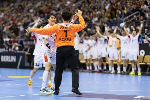 Jeongu Kang Nr 34 Korea Seungdo Na Nr 17 Korea Jaeyong Park Nr 1 Korea and the Korean team are happy about a goal of the goalkeeper Russia vs Korea Preliminary Round Handball IHF Handball World Championship 12 01 19 Berlin Berlin Germany Mercedes Benz Arena Copyright: xAgentur54Gradx xFelixxKoenigx