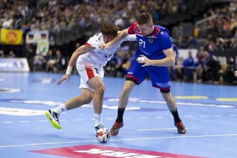 Gleb Kalarash No 21 Russia vs. Dongmyung Kim No 15 Korea Russia vs Korea Preliminary Round Handball IHF Handball World Championship 12 01 19 Berlin Berlin Germany Mercedes Benz Arena Copyright: xAgentur54Gradx xFelixxKoenigx