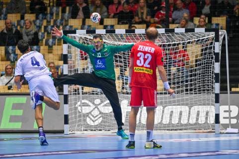 HANDBALL - IHF WC, AUT vs CHI HERNING,DENMARK,12.JAN.19 - HANDBALL - IHF Men s World Championships, international match Länderspiel Austria vs Chile. Image shows Erwin Feuchtmann (CHI), Nikola Marinovic and Gerald Zeiner (AUT). GEPAxpictures xOliverxLerch