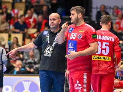 HANDBALL - IHF WC, AUT vs CHI HERNING,DENMARK,12.JAN.19 - HANDBALL - IHF Men s World Championships, international match Länderspiel Austria vs Chile. Image shows head coach Patrekur Johannesson, Tobias Wagner and Lukas Herburger (AUT). GEPAxpictures xOliverxLerch