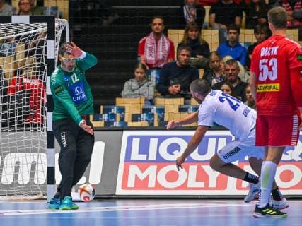HANDBALL - IHF WC, AUT vs CHI HERNING,DENMARK,12.JAN.19 - HANDBALL - IHF Men s World Championships, international match Länderspiel Austria vs Chile. Image shows Nikola Marinovic (AUT), Sebastian Pavez (CHI) and Nikola Bilyk (AUT). GEPAxpictures xOliverxLerch