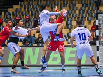 HANDBALL - IHF WC, AUT vs CHI HERNING,DENMARK,12.JAN.19 - HANDBALL - IHF Men s World Championships, international match Länderspiel Austria vs Chile. Image shows Janko Bozovic (AUT), Javier Frelijj, Erwin Feuchtmann (CHI), Maximillian Hermann (AUT) and Emil Feuchtmann (CHI). GEPAxpictures xOliverxLerch