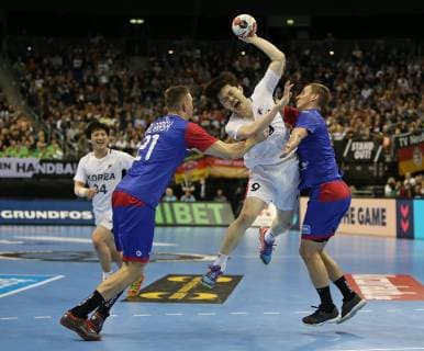 12 01 2019 Handball IHF World Championship Denmark and Germany 2019 Preliminary round Group A Russia Korea in Mercedes Benz Arena Berlin L R Gleb Kalarash Russia vs. Taehun Jo Korea Roman Ostashchenko Russia