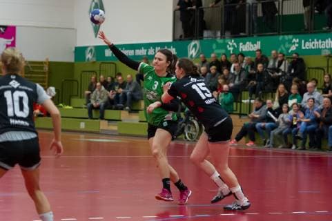v li Merle Heidergott SV Werder Bremen 3 and Caren Hammer VfL Waiblingen 15 in duel duel game scene action handball 2 Bundesliga women SV Werder Bremen VfL Waiblingen xobx