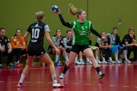 v li Sinah Hagen VfL Waiblingen 10 Lena Thomas SV Werder Bremen 7 am Ball Game scene Action Handball 2 Bundesliga Women SV Werder Bremen VfL Waiblingen xobx