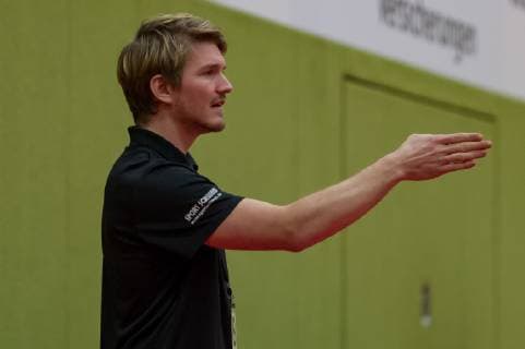 Nicolaj Andersson coach head coach VfL Waiblingen gives instructions gesticulated with the arms gesticulate portrait close-up single photo single picture handball 2 Bundesliga women SV Werder Bremen VfL Waiblingen xobx
