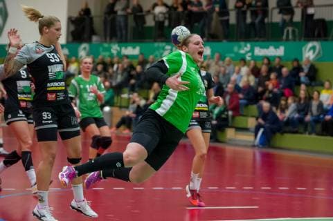 v left Tina Welter VfL Waiblingen 93 Birthe Barger SV Werder Bremen 23 at the throw game scene action handball 2 Bundesliga women SV Werder Bremen VfL Waiblingen xobx