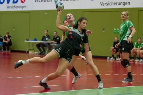 v li Lena Thomas SV Werder Bremen 7 and Jasmin Dirmeier VfL Waiblingen 8 in duel duel match scene action handball 2 Bundesliga women SV Werder Bremen VfL Waiblingen xobx