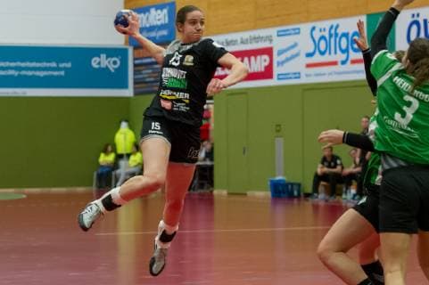 v li Caren Hammer VfL Waiblingen 15 at the throw game scene action handball 2 Bundesliga women SV Werder Bremen VfL Waiblingen xobx