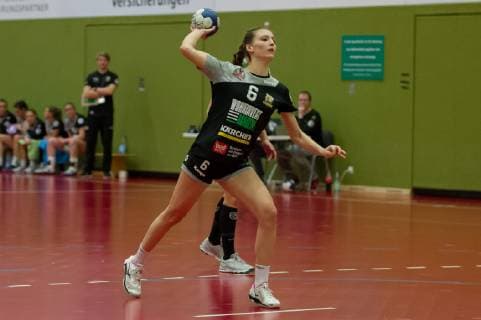 Vanessa Nagler VfL Waiblingen 6 at the 7m 7m game scene action handball 2 Bundesliga women SV Werder Bremen VfL Waiblingen xobx