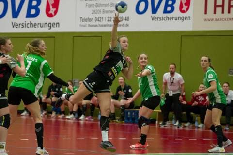 Lea Gruber VfL Waiblingen 9 at throw game scene action handball 2 Bundesliga women SV Werder Bremen VfL Waiblingen xobx