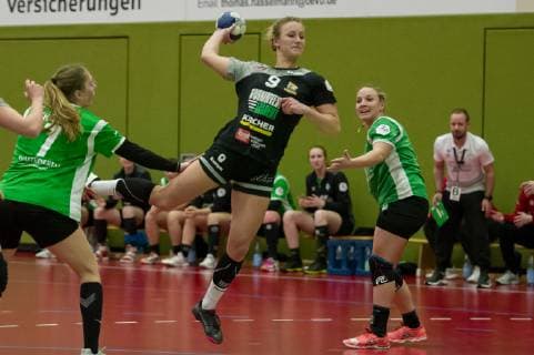 Lea Gruber VfL Waiblingen 9 at throw game scene action handball 2 Bundesliga women SV Werder Bremen VfL Waiblingen xobx