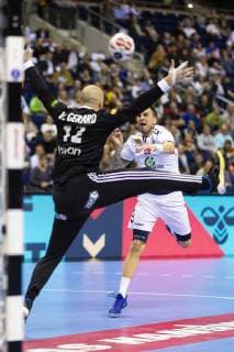Bogdan Radivojevic Nr 14 Serbia vs. Vincent Gerard Nr 12 France vs. Serbia Preliminary round Handball IHF Handball World Championship 12 01 19 Berlin Berlin Germany Mercedes Benz Arena Copyright: xAgentur54Gradx xFelixxKoenigx