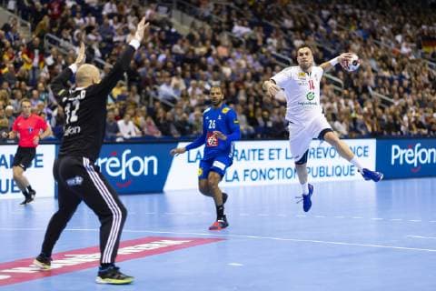 Bogdan Radivojevic Nr 14 Serbia vs. Vincent Gerard Nr 12 France vs. Serbia Preliminary round Handball IHF Handball World Championship 12 01 19 Berlin Berlin Germany Mercedes Benz Arena Copyright: xAgentur54Gradx xFelixxKoenigx