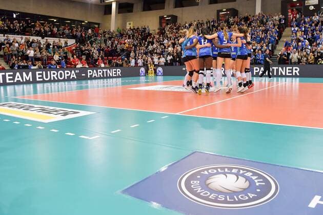 VBL Allianz MTV Stuttgart - VfB Suhl Lotto Thüringen 12 January 2019 Bundesliga Volleyball Womens Season 2018 19 Allianz MTV Stuttgart in blue against VfB Suhl Lotto Thüringen in white Stuttgart celebrates its leap to the top of the table Feature Volleyball Bundesliga FOTO TOM BLOCH xtbx