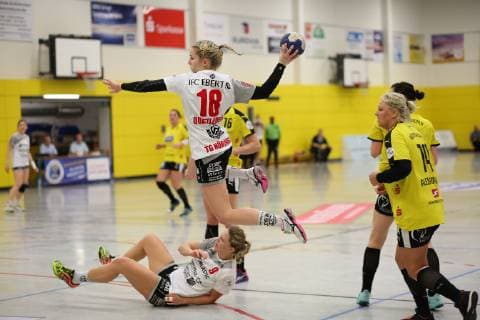 Benitta Quattlender TG Nuertingen is in the circle by handball women HC Roedertal TG Nuertingen 2 league 12 01 2019 Grossroehrsdorf Copyright: xEIBNER Skomudekx ep_eer