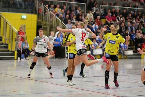 Carmen Stiller TG Nuertingen at the goal throw Handball Women HC Roedertal TG Nuertingen 2 League 12 01 2019 Grossroehrsdorf Copyright: xEIBNER Skomudekx ep_eer