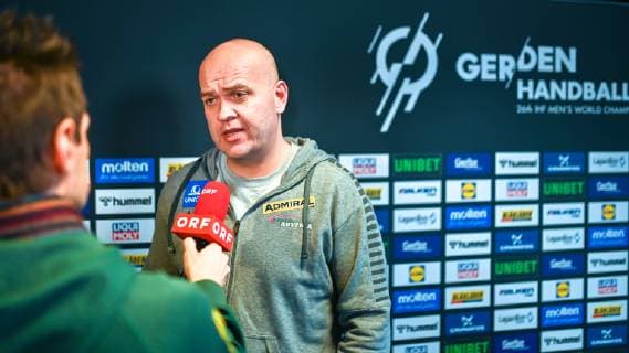 HANDBALL - IHF WC HERNING,DENMARK,13.JAN.19 - HANDBALL - IHF Men s World Championships, press conference PK Pressekonferenz team AUT. Image shows Johannes Hahn (ORF) and head coach Patrekur Johannesson (AUT). GEPAxpictures xOliverxLerch
