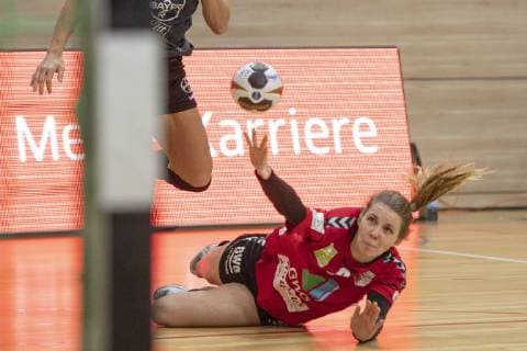 Swantje Heimburg SV Union Halle in attack in quarter final SV Union Halle Neustadt Wildcats vs Bayer 04 Leverkusen Handball DHB Cup Season 2018 2019 Copyright xVIADATAx xHolgerxJohnx Halle Saale Sachsen Anhalt Germany