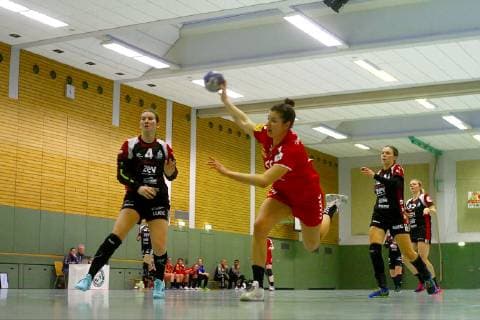 Elisa Burkholder Mainz goal throw left Isa Sophia Rösike Zwickau right Petra Nagy Zwickau handball women 2 league 2018 19 BSV Sachsen Zwickau 1 FSV Mainz 05 at 13 1 2019 in Fraureuth BSV Sachsen Zwickau 1 FSV Mainz 05