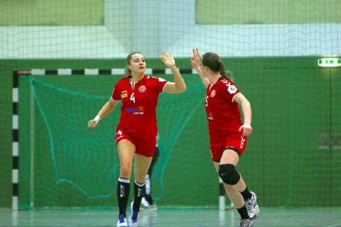 In jubilation Carina Gangel Mainz with Janka Bauer Mainz right handball women 2 league 2018 19 BSV Sachsen Zwickau 1 FSV Mainz 05 on 13 1 2019 in Fraureuth BSV Sachsen Zwickau 1 FSV Mainz 05