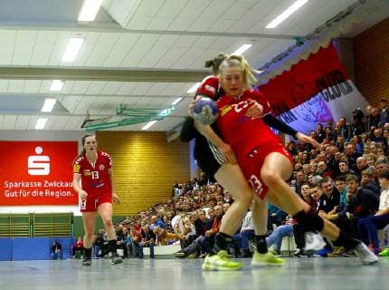 Denise Großheim Mainz energetically sits down against Fabienne Kracht Zwickau by handball women 2 League 2018 19 BSV Saxony Zwickau 1 FSV Mainz 05 on 13 1 2019 in Fraureuth BSV Saxony Zwickau 1 FSV Mainz 05