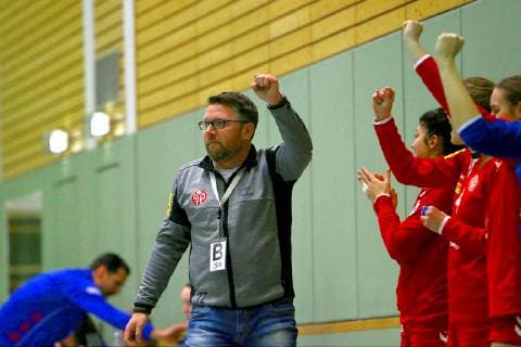 In Jubelpose Coach Thomas Zeitz Mainz Handball Women 2 League 2018 19 BSV Saxony Zwickau 1 FSV Mainz 05 on 13 1 2019 in Fraureuth BSV Saxony Zwickau 1 FSV Mainz 05