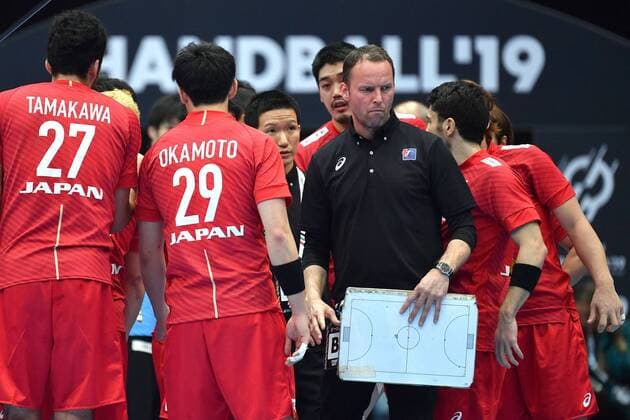 Dagur SIGURDSSON coach Japan gestures gives instructions during a time-out timeout team photo team team team photo preliminary round group B Croatia CRO Japan JPN on 13 01 2019 in Munich Germany Olympic Hall Handball World Championship 2019 from 10 01 27 01 2019 in Germany and Denmark