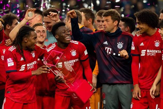 Sport Themen der Woche KW02 Sport Bilder des Tages Duesseldorf, Germany 13.01.2019, Telekom Cup 2019, FC Bayern Muenchen Sieger des Telekom Cup 2019, Alphonso Davies (FCB) mit dem Pokal ( DeFodi001 *** Duesseldorf Germany 13 01 2019 Telekom Cup 2019 FC Bayern Munich winner of the Telekom Cup 2019 Alphonso Davies FCB with the cup DeFodi001