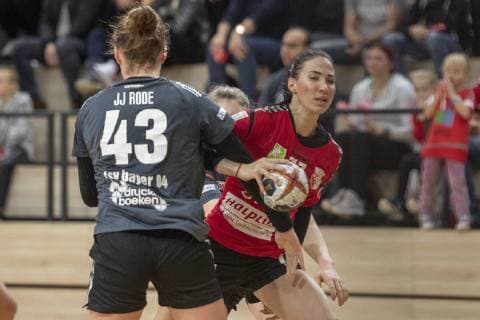 Viktoria Divak SV Union Halle wins against Sally Potocki Bayer 04 Leverkusen in quarterfinal SV Union Halle Neustadt Wildcats vs Bayer 04 Leverkusen Handball DHB Cup Season 2018 2019 Copyright xVIADATAx xHolgerxJohnx Halle Saale Sachsen Anhalt Germany