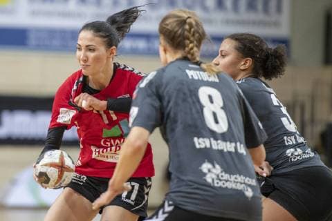 Viktoria Divak SV Union Halle wins against Sally Potocki Bayer 04 Leverkusen in quarterfinal SV Union Halle Neustadt Wildcats vs Bayer 04 Leverkusen Handball DHB Cup Season 2018 2019 Copyright xVIADATAx xHolgerxJohnx Halle Saale Sachsen Anhalt Germany