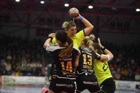 Sports Club Magura Cisnadie - SG BBM Bietigheim Sports Club Magura Cisnadie s Oana-Valentina Apetrei in action against SG BBM Bietigheim s Luisa Sschulze and Karolina Kudlacz-Gloc, during the Women EHF Cup handball match between Sports Club Magura Cisnadie and SG BBM Bietigheim, in Cisnadie, Romania, 13 january 2019, Alex Nicodim Copyright: xAlexxNicodimx