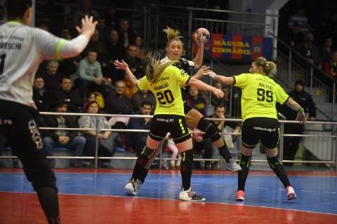 Sports Club Magura Cisnadie - SG BBM Bietigheim SG BBM Bietigheim s Charris Rozemalen in action against Sports Club Magura Cisnadie s Larissa Araujo(L) and Oana Apetrei(R), during the Women EHF Cup handball match between Sports Club Magura Cisnadie and SG BBM Bietigheim, in Cisnadie, Romania, 13 january 2019, Alex Nicodim Copyright: xAlexxNicodimx