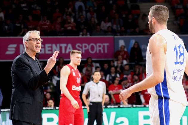 Basketball Bundesliga BBL 16 matchday Muenchen 13 01 2019 FC Bayern Muenchen Basketball vs Fraport Skyliners Frankfurt Audi Dome Basketball Bundesliga BBL 16 matchday Muenchen 13 01 2019 FC Bayern Muenchen Basketball red blue vs Fraport Skyliners Frankfurt white Audi Dome Bild Gordon Herbert Headcoach Frankfurt gives instructions to Jonas Wohlfarth Bottermann 18 Frankfurt xnkx