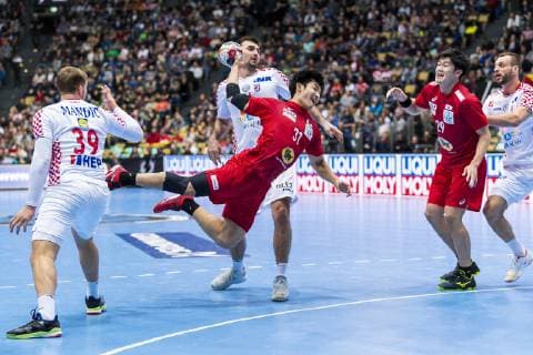 Munich Germany 13 January 2019 World Cup 2019 Men Group B Croatia vs Japan v li David Mandic Croatia Tatsuki Yoshino Japan Ryusei Okamoto Japan Munich Olympic Hall Bayern Germany