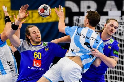 190113 Kim Ekdahl du Rietz and Lukas Nilsson of Sweden in a duel with Nicolas Bonanno of Argentina during the IHF World Handball Championship match between Sweden and Argentina on January 13 2019 in Copenhagen Photo Ludvig Thunman BILDBYR u0081N kod LT 35577, detectedSourceLanguage  Copyright: LUDVIGxTHUNMAN BB190113LT066