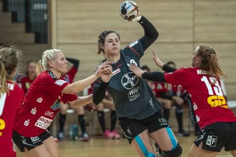 Xenia Hodel Bayer 04 Leverkusen against Swantje Heimburg SV Union Halle and Sophie Lütke SV Union Halle in the quarter finals SV Union Halle Neustadt Wildcats vs Bayer 04 Leverkusen Handball DHB Cup Season 2018 2019 Copyright xVIADATAx xHolgerxJohnx Halle Saale Sachsen Anhalt Germany