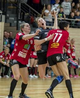 Elaine Rode Bayer 04 Leverkusen against Viktoria Divak SV Union Halle and Mariana Ferreira Lopes SV Union Halle in quarter final SV Union Halle Neustadt Wildcats vs. Bayer 04 Leverkusen Handball DHB Cup Season 2018 2019 Copyright xVIADATAx xHolgerxJohnx Halle Saale Sachsen Anhalt Germany